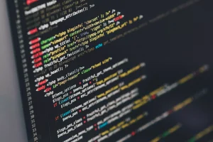 Serveurs d'hébergement web illustrant l'utilisation sécurisée de FileZilla pour gérer des sites WordPress.
