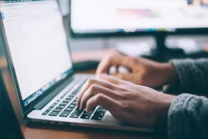 Serveurs d'hébergement web illustrant l'importance de vider le cache WordPress pour optimiser les performances.
